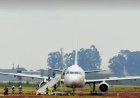 Avião da Latam com 151 pessoas a bordo sai da pista durante pouso e fica atolado na lama no Paraná