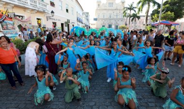 Dia da Cultura Popular é celebrado com desfile do Cortejo Artístico, no Centro Histórico, organizado pela Funceb