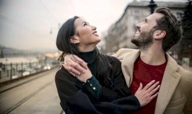 Homens são mais atraentes aos 50 anos e mulheres aos 18, revela estudo