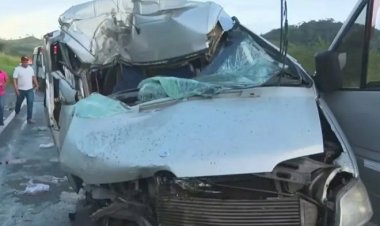 Três pessoas morrem em acidente com van que transportava pacientes na BR-324