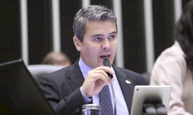 Comissão de Educação aprova projeto que proíbe uso de celular em escolas