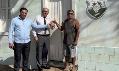 Servidor público entrega chaves da prefeitura de Lagoa Real para novo gestor