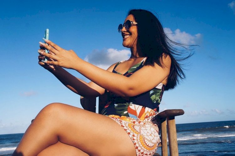 Blogueira Dionísia Paiva passou por um grande susto após o secador pegar fogo