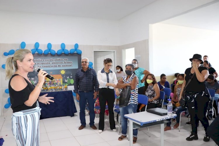 Ivana vai a Caetité e conhece o projeto Prefeitura Itinerante