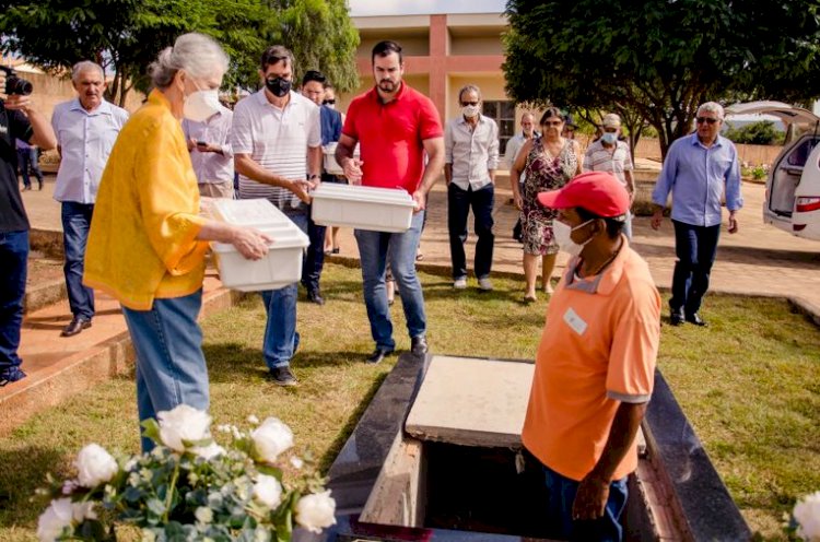 Restos mortais de Waldick Soriano são trazidos para Bahia e novo sepultamento é realizado em Caetité