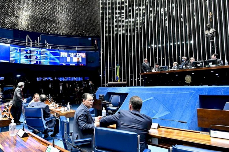 Senado aprova PEC de R$ 41 bi que cria auxílios a caminhoneiros e taxistas, e aumenta benefícios