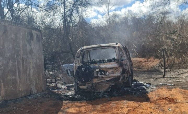 Homicídio em Caetité: Veículo usado em fuga é encontrado queimado nas proximidades da fazenda Palmeira