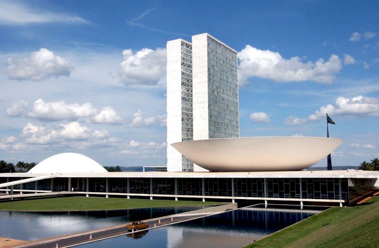 Deputados convocam audiência urgente para debater uso da IA nas eleições e preservação da democracia