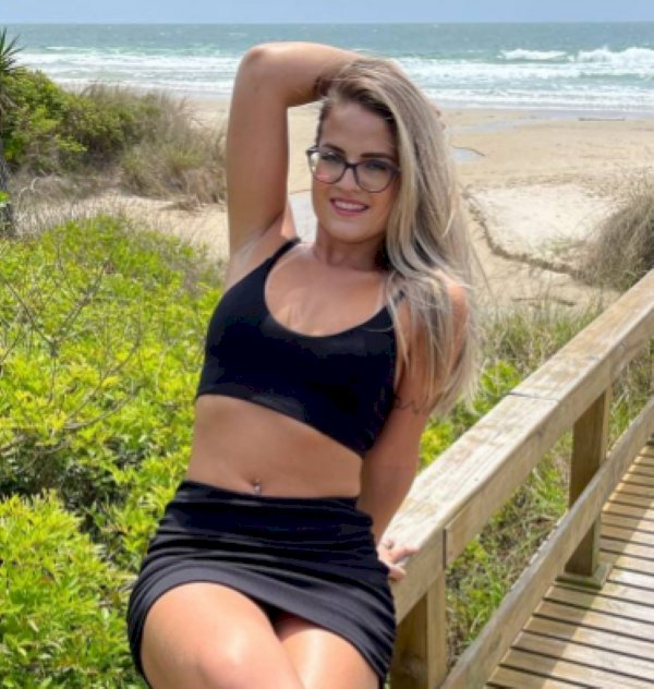 Após ter vídeos íntimos vazados, ex-manicure fatura R$ 55 mil produzindo conteúdo adulto