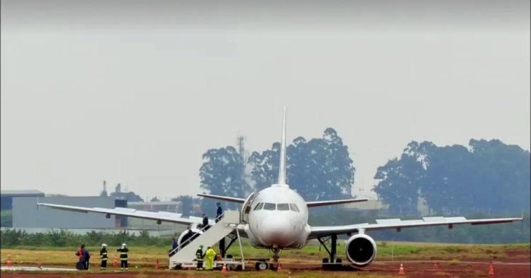 Avião da Latam com 151 pessoas a bordo sai da pista durante pouso e fica atolado na lama no Paraná